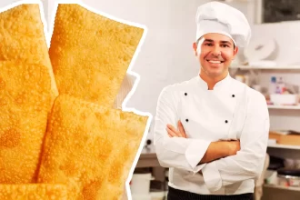 Pastéis crocantes recém-fritos ao lado de um chef sorridente com uniforme branco e chapéu, representando o cotidiano de uma pastelaria profissional.