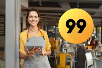 Restauradora sorridente com tablet na mão e integração ativa com a 99Food para aumentar vendas no delivery.