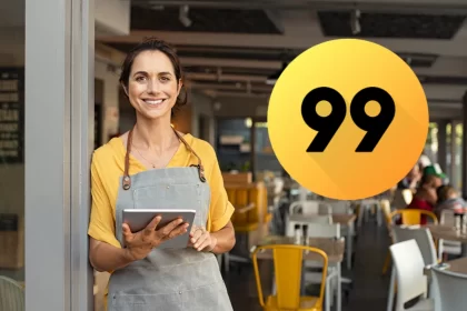 Restauradora sorridente com tablet na mão e integração ativa com a 99Food para aumentar vendas no delivery.