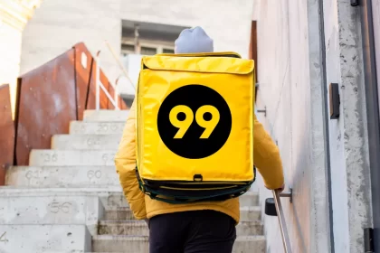 Entregador com mochila da 99 sobe escada em área urbana, simbolizando o retorno da 99Food ao delivery com proposta de taxa zero para restaurantes.