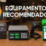 Imagem com fundo desfocado de restaurante e, em destaque sobre uma mesa de madeira, quatro equipamentos homologados com o CNM: da esquerda para a direita, uma impressora térmica Bematech, uma balança digital Prix 3, um leitor de código de barras com cabo USB e uma maquininha POS verde modelo Store com tela sensível ao toque. Todos os dispositivos são compatíveis com o sistema CNM para automação de vendas no food service.