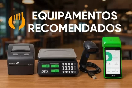 Imagem com fundo desfocado de restaurante e, em destaque sobre uma mesa de madeira, quatro equipamentos homologados com o CNM: da esquerda para a direita, uma impressora térmica Bematech, uma balança digital Prix 3, um leitor de código de barras com cabo USB e uma maquininha POS verde modelo Store com tela sensível ao toque. Todos os dispositivos são compatíveis com o sistema CNM para automação de vendas no food service.