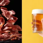Fatias de bacon crocante em destaque sobre fundo preto, ao lado de um copo de cerveja artesanal sendo erguido, simbolizando o Dia do Bacon e o Dia da Cerveja em ações promocionais para bares e restaurantes.