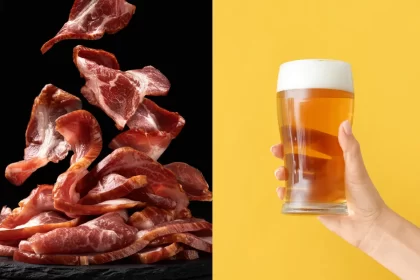 Fatias de bacon crocante em destaque sobre fundo preto, ao lado de um copo de cerveja artesanal sendo erguido, simbolizando o Dia do Bacon e o Dia da Cerveja em ações promocionais para bares e restaurantes.