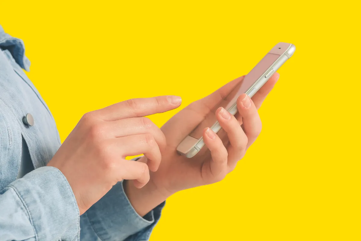 Pessoa navegando em aplicativo de delivery para fazer pedidos online com cardápio otimizado.