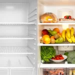 Geladeira dividida ao meio: uma parte completamente vazia e a outra cheia de alimentos frescos — simbolizando os impactos da má gestão versus o bom controle de estoque mínimo e máximo em restaurantes.