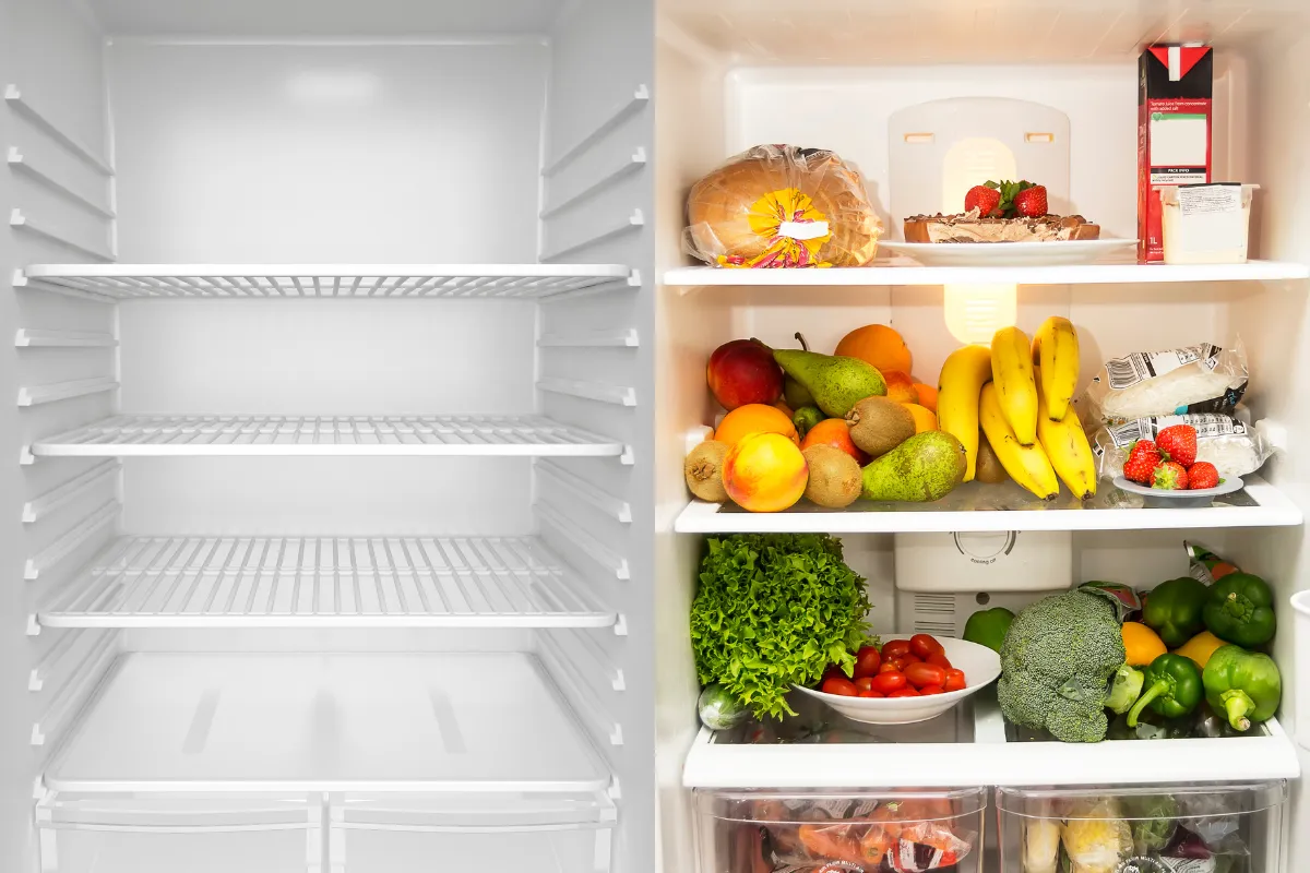 Geladeira dividida ao meio: uma parte completamente vazia e a outra cheia de alimentos frescos — simbolizando os impactos da má gestão versus o bom controle de estoque mínimo e máximo em restaurantes.