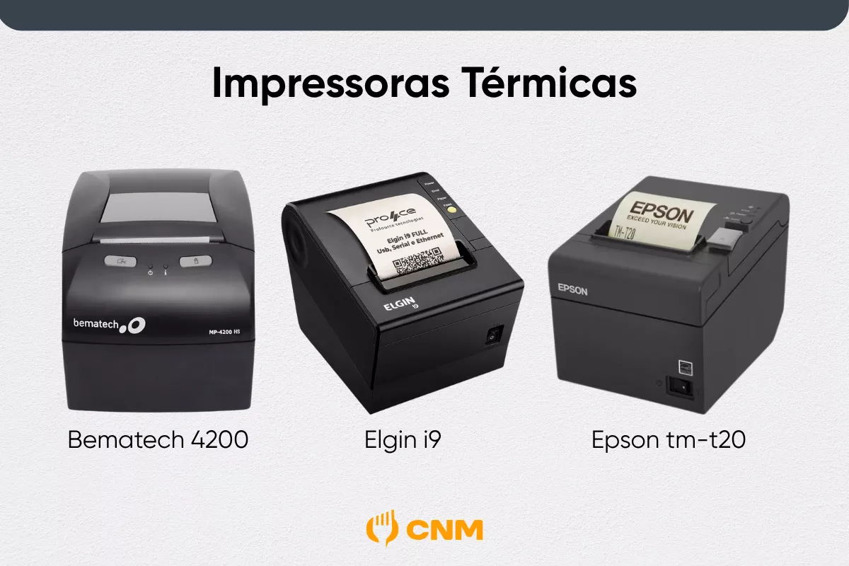 Três impressoras térmicas lado a lado, da esquerda para a direita: Bematech MP-4200, Elgin i9 e Epson TM-T20. Todas estão ligadas e com papel parcialmente impresso. Acima, o título “Impressoras Térmicas” e abaixo o logotipo do CNM.
