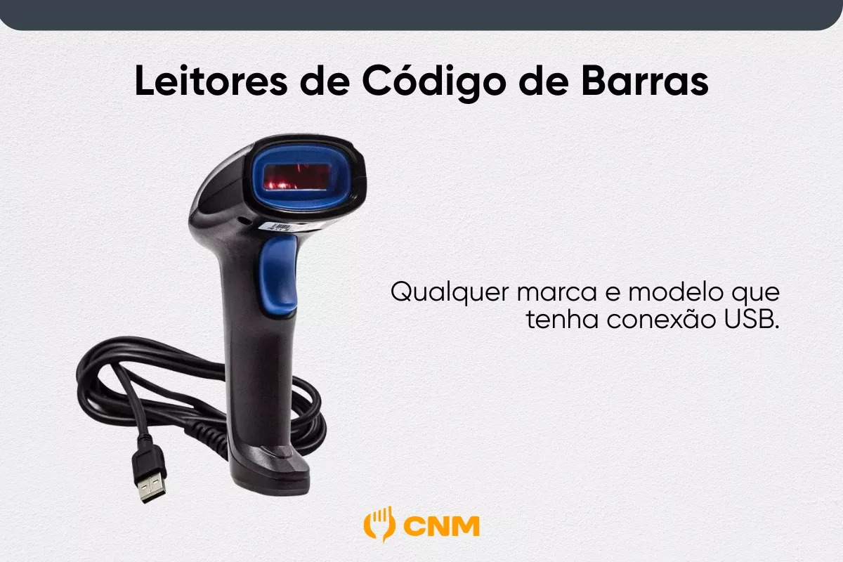 Leitor de código de barras preto com detalhes em azul, conectado a um cabo USB. Ao lado direito, há um texto indicando que o CNM é compatível com qualquer marca e modelo de leitor que tenha conexão USB. Na parte inferior, o logotipo do CNM em laranja.