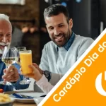 Família brindando em almoço de Dia dos Pais, representando o clima afetivo e comemorativo que restaurantes podem explorar com um cardápio especial.