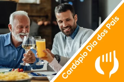 Família brindando em almoço de Dia dos Pais, representando o clima afetivo e comemorativo que restaurantes podem explorar com um cardápio especial.