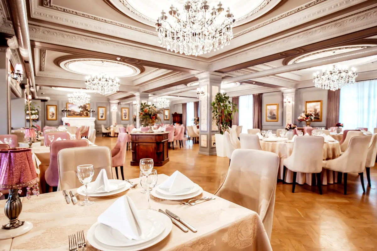 Restaurante de alto padrão com lustres, decoração clássica e mesas luxuosas — ideal para nomes conceituais, autorais ou com apelo premium.