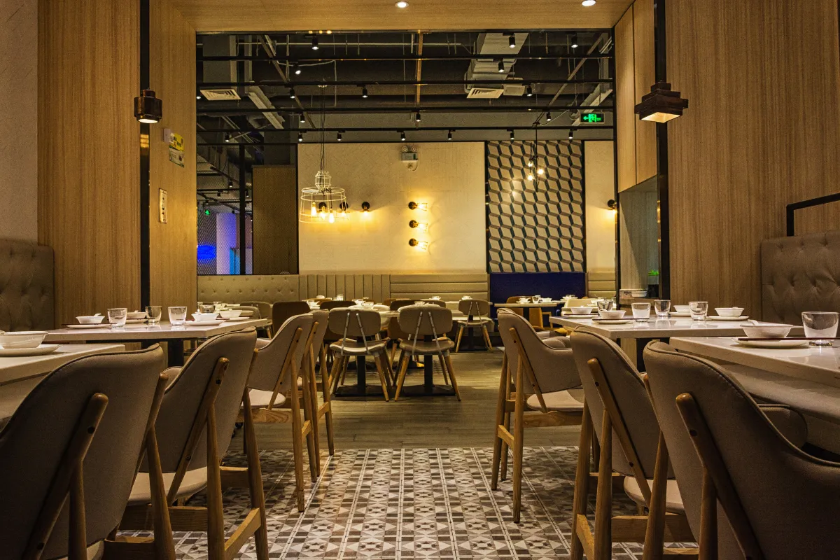  Restaurante sofisticado com decoração elegante, mesas bem-postas e clima reservado — ambiente perfeito para nomes gourmet e refinados.