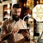 Funcionária de restaurante usando tablet para registrar pedidos, representando a automação e integração de dados com sistema ERP para restaurantes.