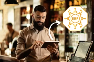 Funcionária de restaurante usando tablet para registrar pedidos, representando a automação e integração de dados com sistema ERP para restaurantes.