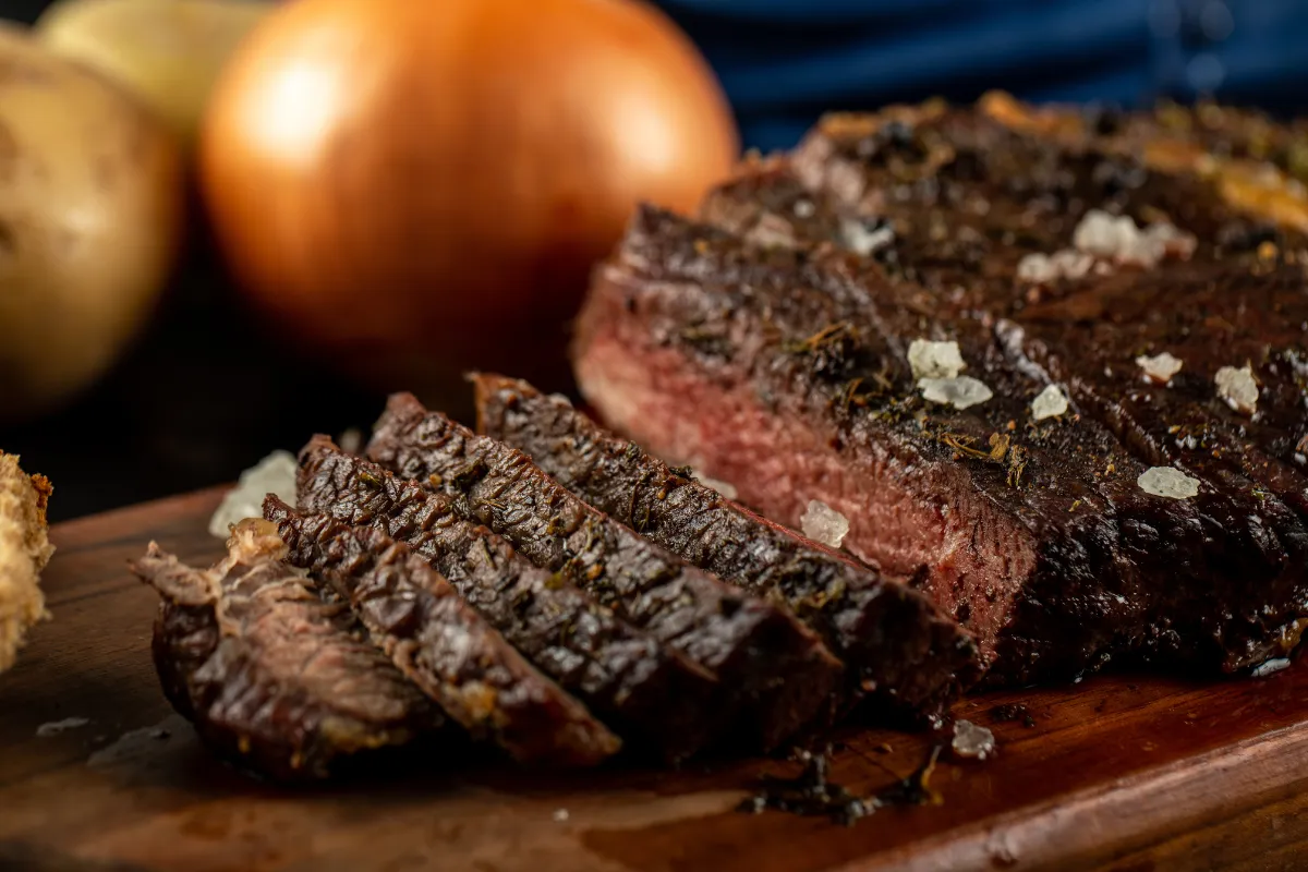 Corte de carne nobre grelhado e fatiado com sal grosso, ideal para compor pratos de churrasco premium em menus especiais de Dia dos Pais.
