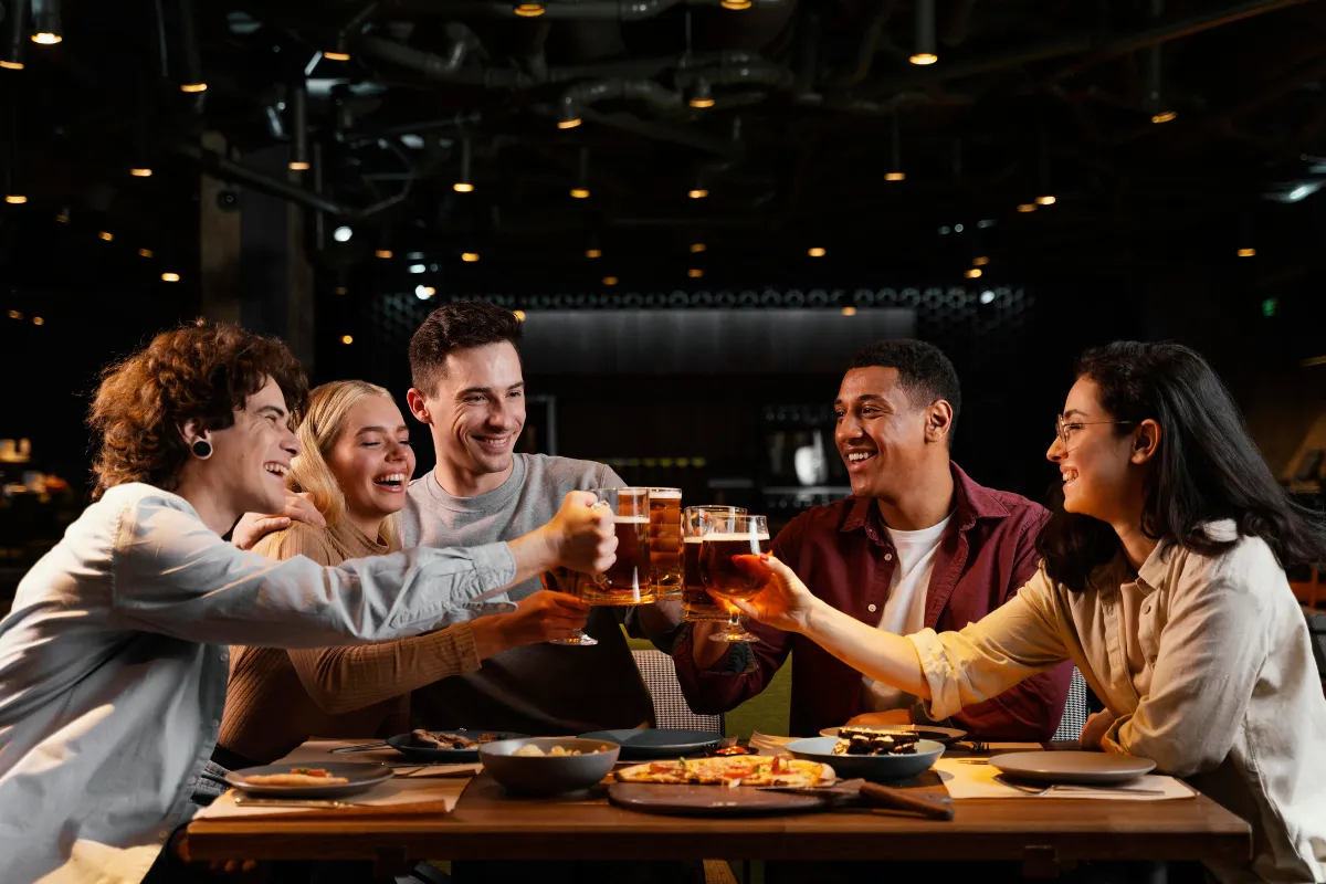 Grupo de amigos brindando com chope em petiscaria, ilustrando a boa experiência do cliente quando a gestão é eficiente com o melhor sistema para petiscaria.