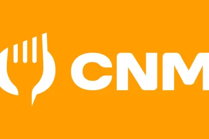 Logo do CNM em fundo alaranjado