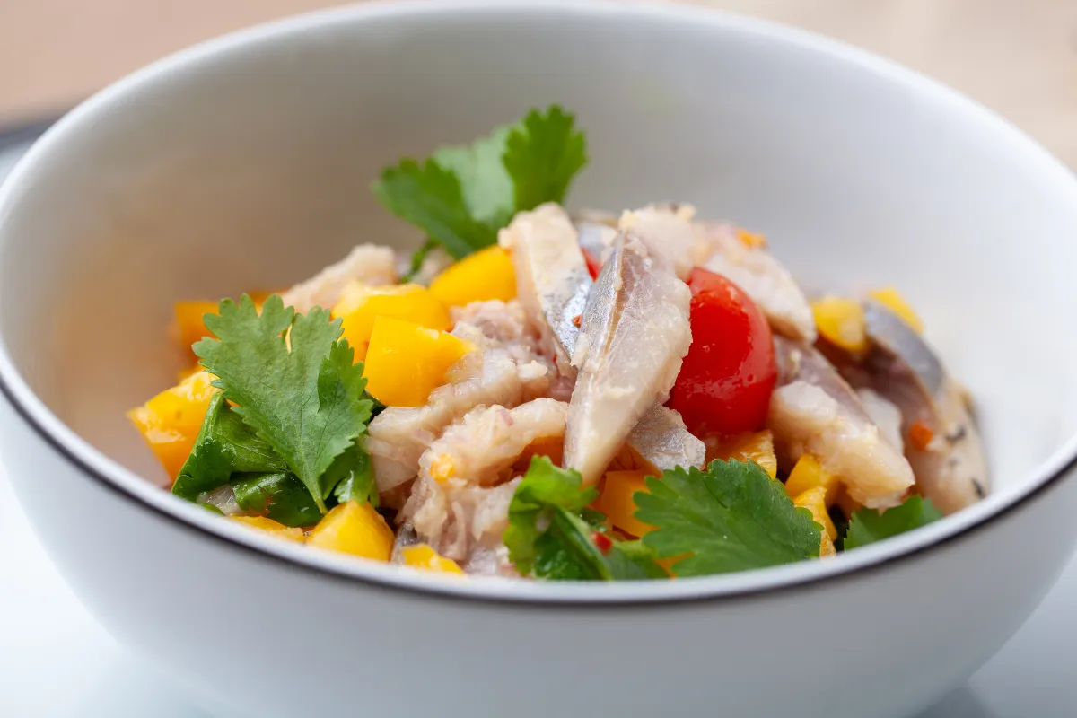 Ceviche de peixe fresco com manga, coentro e pimenta, uma opção deliciosa e prática de comida de primavera para restaurante.