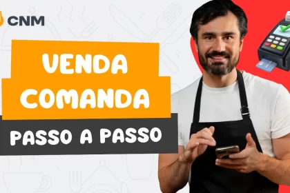 Atendente de avental preto usando celular e sorrindo, com ícone de maquininha de cartão ao fundo e título “Venda Comanda Passo a Passo” do CNM.