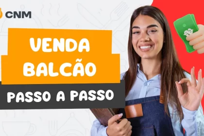 Atendente de avental sorridente mostrando sinal de “OK”, com ícone de mão segurando dinheiro ao fundo e título “Venda Balcão Passo a Passo” do CNM.