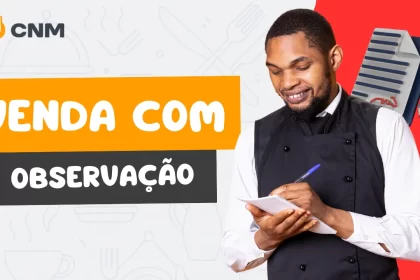 Garçom sorridente anotando pedido em bloco de notas, com ícone de caderno e caneta ao fundo e título “Venda com Observação” do CNM.