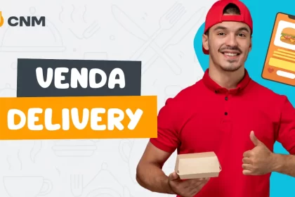 Homem jovem uniformizado de delivery segurando embalagem de comida e fazendo sinal de positivo, com ícone de aplicativo de pedidos ao fundo e título “Venda Delivery” do CNM.