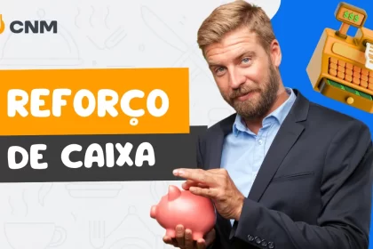 Homem de negócios sorridente segurando cofrinho cor-de-rosa, com ícone de caixa registradora dourada ao fundo e título “Reforço de Caixa” do CNM.