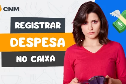 Mulher de blusa vermelha segurando carteira vazia com expressão preocupada, ícone de dinheiro com asas ao fundo e título “Registrar Despesa no Caixa” do CNM.
