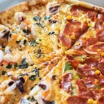 Pizza meio a meio com dois sabores diferentes, frutos do mar e calabresa com milho, ilustrando a dúvida comum sobre como cobrar corretamente a pizza dois sabores conforme a lei.