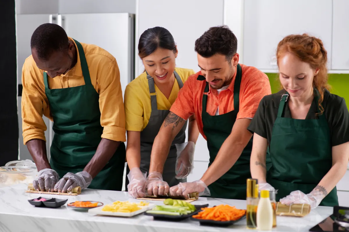 Equipe de cozinha treinando o preparo de alimentos com técnica e cuidado, mostrando como a capacitação reduz o desperdício e melhora o rendimento dos insumos.