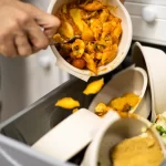Alimentos sendo descartados no lixo após a refeição, retratando na prática o impacto do desperdício de comida e a necessidade de controle de sobras no food service.
