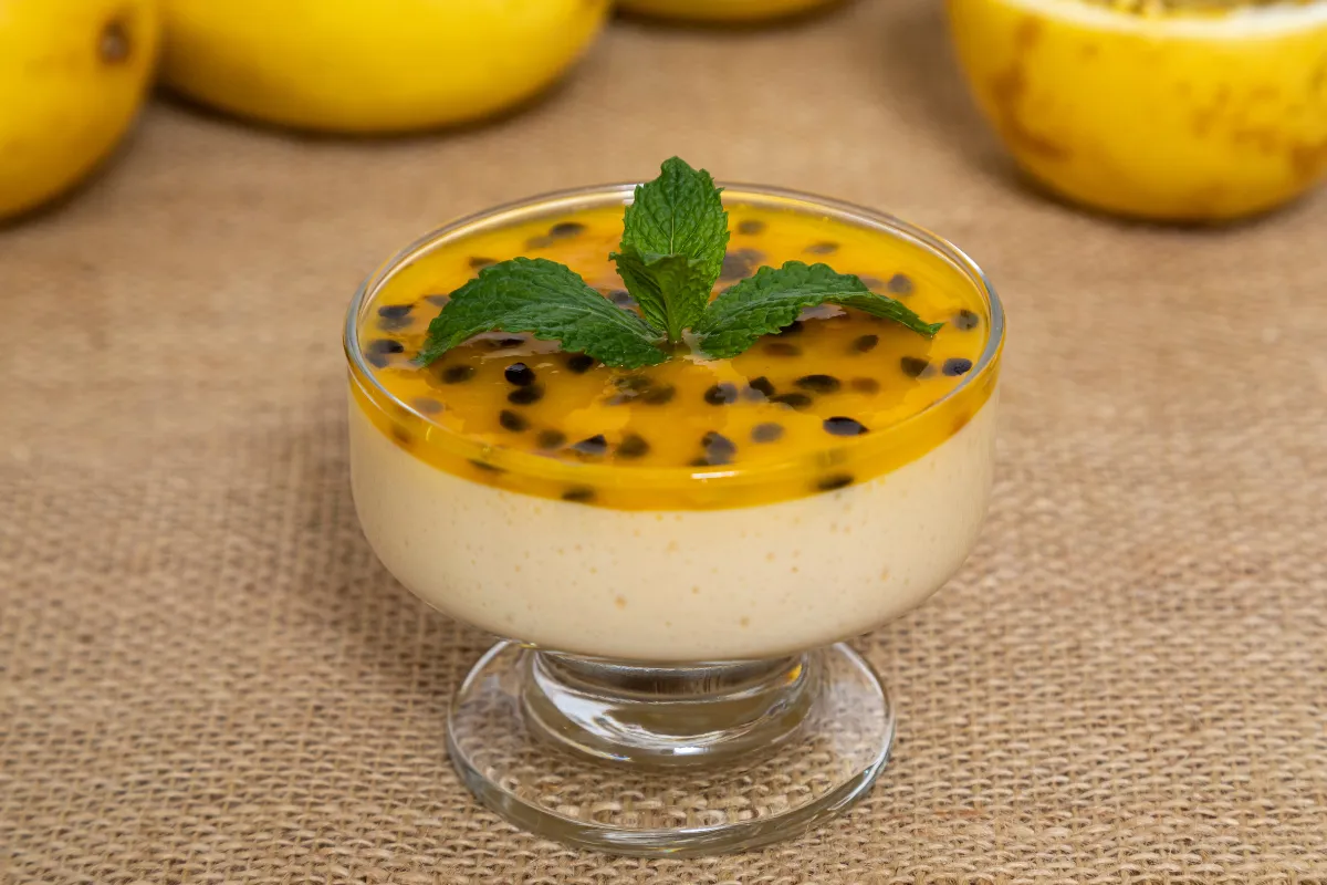 Mousse de maracujá com calda de manga, uma sobremesa leve e refrescante para a comida de primavera do seu restaurante.