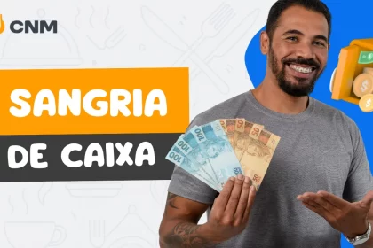 Homem sorridente segurando cédulas de real nas mãos, com ícone de cofre aberto e moedas ao fundo e título “Sangria de Caixa” do CNM