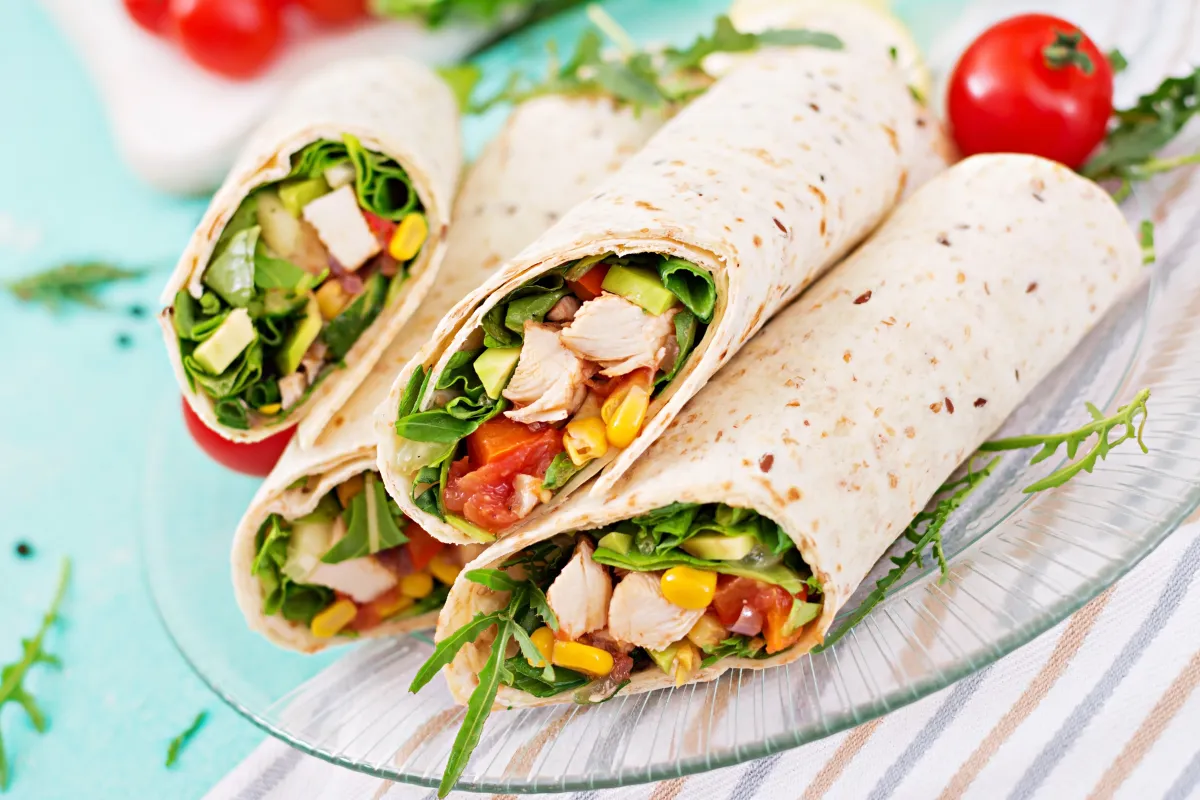 Wraps de frango grelhado com salada tropical, perfeitos para delivery e refeições rápidas de comida de primavera para restaurante.