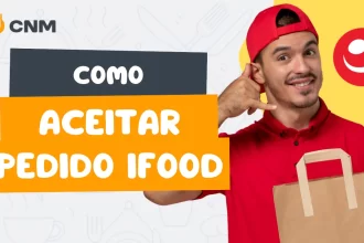 Entregador uniformizado de vermelho sorrindo e segurando sacola ao lado do título “Como Aceitar Pedido iFood”, tutorial do CNM para receber e gerenciar pedidos do iFood no sistema.