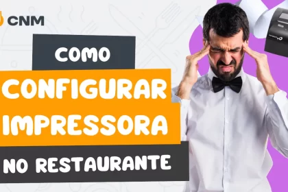 Homem de avental e bow tie (gravata borboleta) com as mãos na cabeça e expressão de frustração, ao lado de uma impressora térmica, ilustrando a dificuldade em configurar impressoras de rede ou USB no sistema CNM antes de conhecer o tutorial.