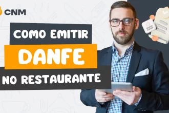 Gerente de restaurante elegante segurando tablet ao lado do título “Como Emitir DANFE no Restaurante”, instrução do CNM para emissão de Documento Auxiliar da NF-e.