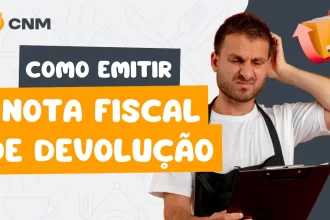 Funcionário de restaurante confuso olhando prancheta ao lado do título “Como Emitir Nota Fiscal de Devolução”, tutorial do CNM para devolução de mercadorias no sistema.