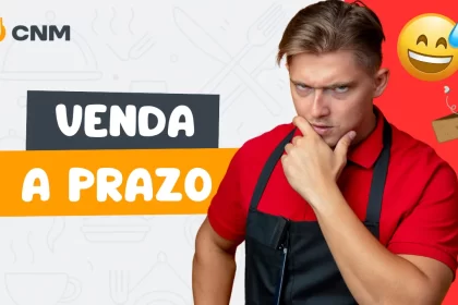 Homem de avental vermelho com expressão de desconfiança, segurando uma fatia de queijo em forma de travesseiro, ilustrando a cautela ao registrar uma venda a prazo no restaurante com o CNM.