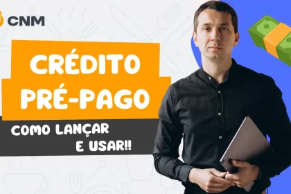 Homem de camisa preta e avental, sorrindo e segurando um laptop, ao lado de maços de dinheiro enrolados por um cifrão, simbolizando o processo de lançar e usar crédito pré-pago no CNM.