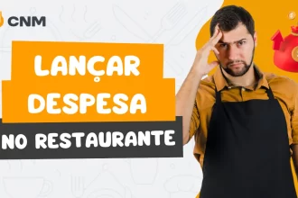 Homem de avental, pensativo com a mão na testa, ao lado de um saco de moedas caindo, ilustrando a preocupação ou o esforço em lançar uma despesa no financeiro do restaurante com o CNM.