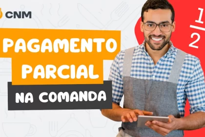 Homem sorridente, vestido com avental de garçom, segura um tablet. O gráfico no canto superior direito indica a fração 1/2, simbolizando a divisão ou pagamento parcial na comanda no sistema CNM.