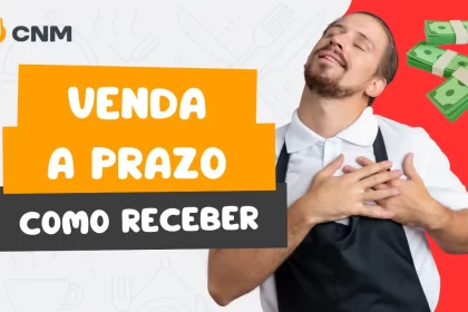 Homem de avental e expressão de alívio, com a mão sobre o peito, ao lado de pilhas de notas de dinheiro, simbolizando a satisfação ao receber o pagamento de uma venda a prazo no CNM.