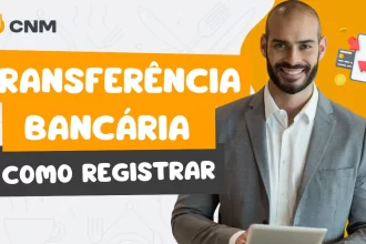 Homem barbudo e sorridente, vestido com avental, segurando um tablet, com ícones de cartões e setas circulares ao fundo, representando o processo de registrar uma transferência bancária entre contas no CNM.