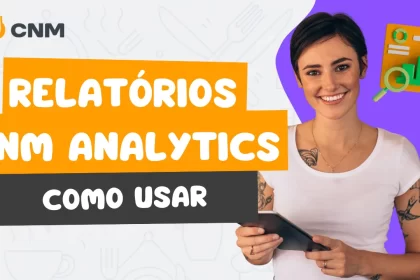Mulher sorridente segurando tablet ao lado do título “Relatórios CNM Analytics: Como Usar”, guia do CNM para acompanhar métricas e resultados no gerenciamento de restaurantes.