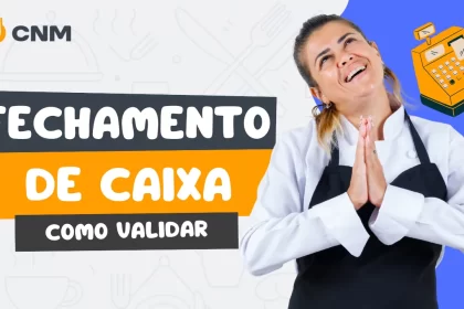 Mulher de jaleco de chef, com as mãos postas em oração (expressão de alívio ou gratidão), olhando para cima, ao lado de um desenho de uma caixa registradora antiga com um símbolo de check verde, representando o processo de validar o fechamento de caixa no restaurante com o CNM.