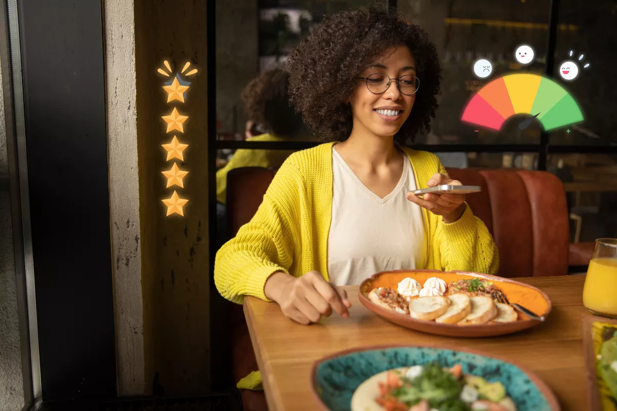 Jovem mulher sorridente em um restaurante, avaliando a refeição em seu celular. Gráfico digital de Satisfação do Cliente (NPS) em destaque, ilustrando a medição da qualidade do serviço e produto, um KPI entre os indicadores de desempenho restaurantes.