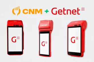 Logotipo do CNM e da Getnet, indicando a integração, sobre uma imagem de três modelos de maquininhas de cartão de crédito vermelhas da Getnet (Ingenico APOS A8, N910 e Sunmi P2-B)