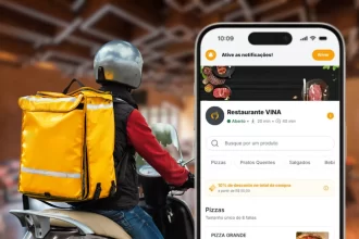 Montagem mostrando um entregador de delivery de costas com mochila amarela e, ao lado, um smartphone exibindo a interface do app de delivery próprio e cardápio digital Vina, ilustrando as tendências para restaurantes em 2026.